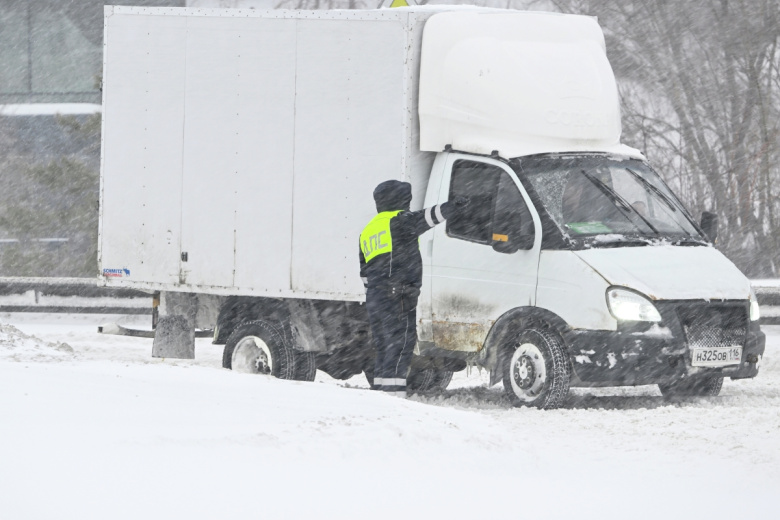 Сотрудники дорожно-патрульной службы во время снегопада, Татарстан