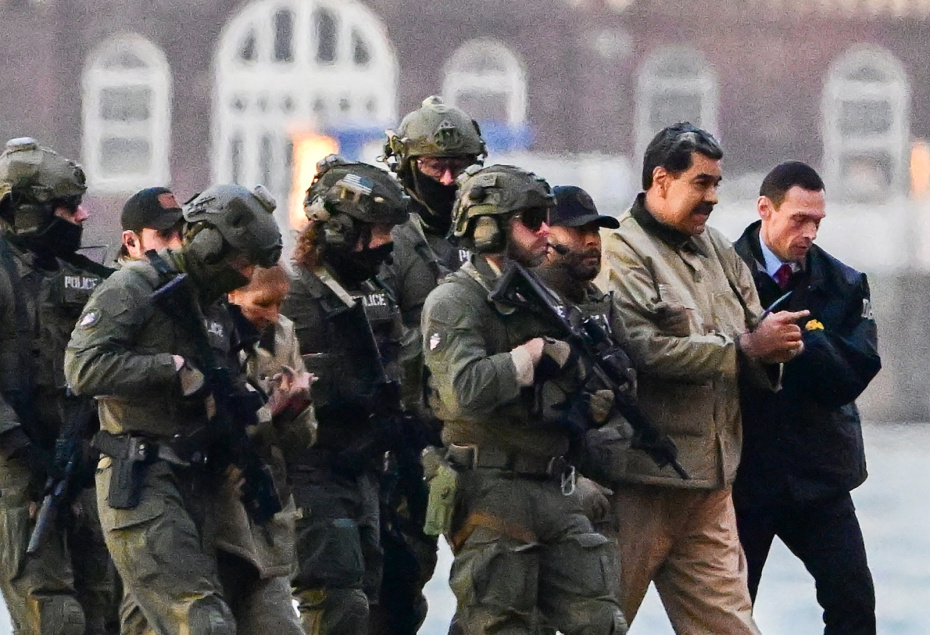 5 января 2026 года, Манхэттен, Нью-Йорк, США. Смещённый президент Венесуэлы Николас Мадуро и его супруга Силия Флорес прибывают на Wall Street Heliport для доставки в суд Нью-Йорка, где им предъявят обвинения по делу о наркотерроризме