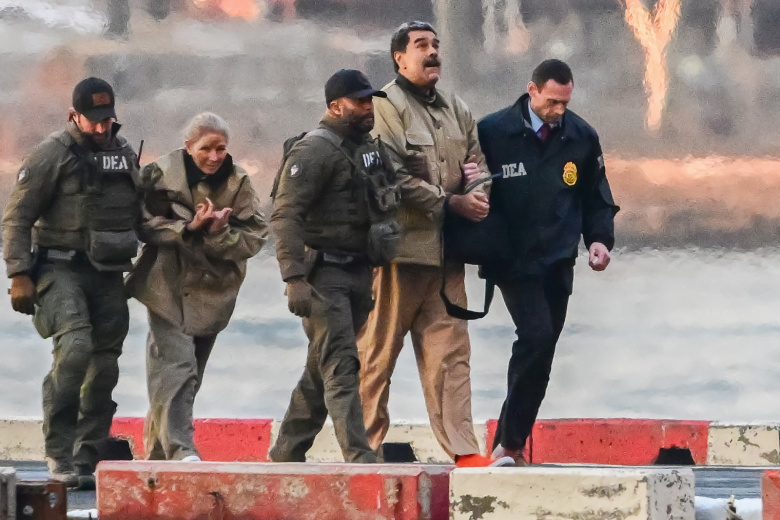 Николас Мадуро (второй справа) и его жена Силия Флорес (вторая слева) прибывают на вертолетную площадку Уолл-стрит в нью-йоркском районе Манхэттен, штат Нью-Йорк, для выступления в суде.