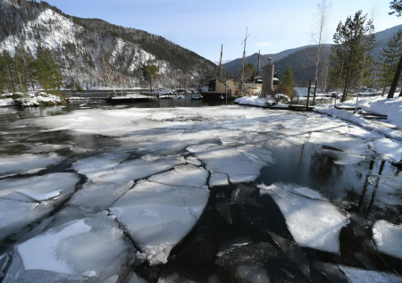 В Енисейске на смену паводку пришла гололедица