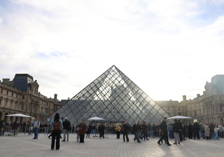 Сотрудники Лувра решили проучить Министерство культуры