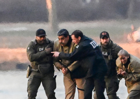 В «браслетах» и с гордо поднятой головой: фото Мадуро перед судом в США