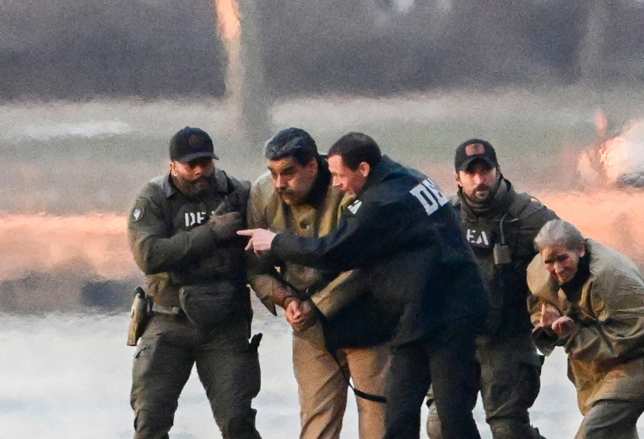 5 января 2026 года, Манхэттен, Нью-Йорк, США.Смещённый президент Венесуэлы Николас Мадуро и его супруга Силия Флорес прибывают на Wall Street Heliport для доставки в суд Нью-Йорка, где им предъявят обвинения по делу о наркотерроризме