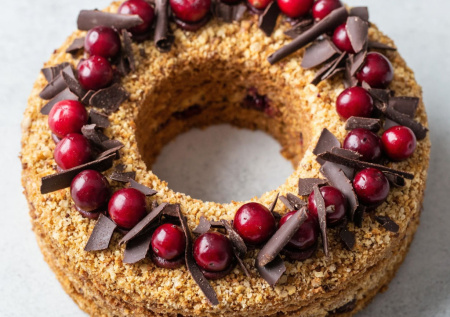 Создаём праздничное настроение: бисквитный торт «Рождественский венок» с клюквой и бельгийским шоколадом
