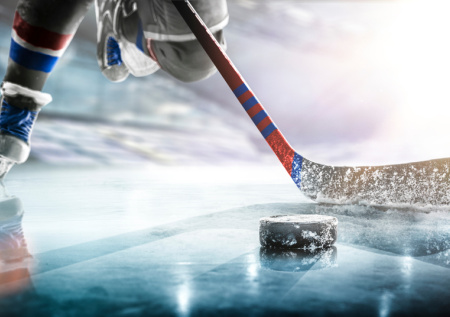 Шайба залетела в нижнее белье хоккеиста и вынудила его раздеться