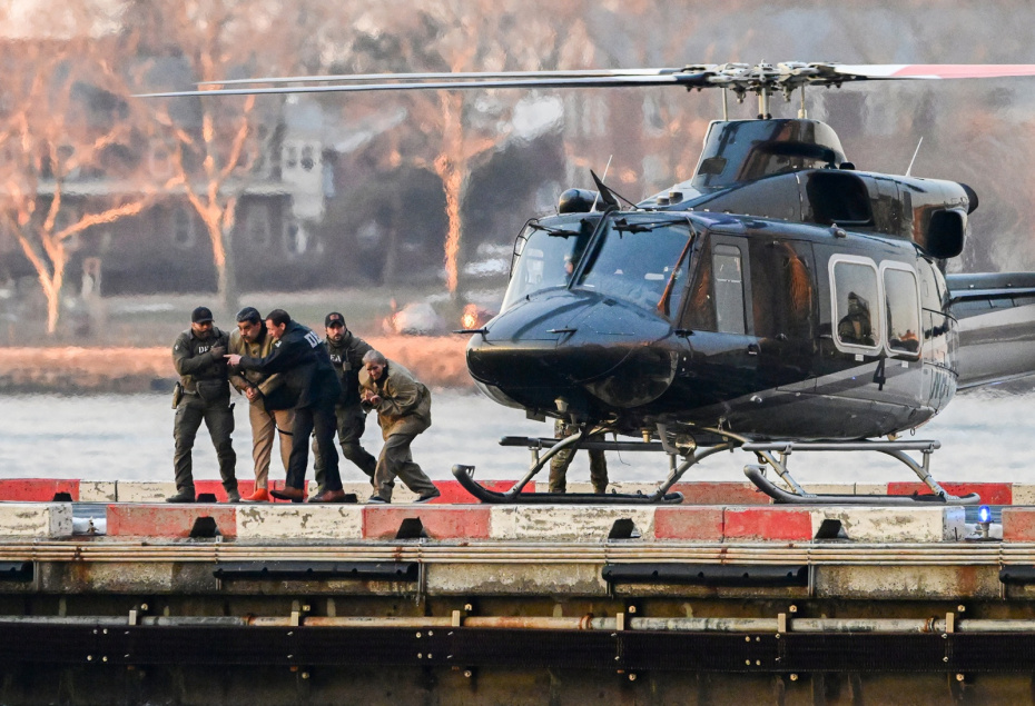 5 января 2026 года, Манхэттен, Нью-Йорк, США. Смещённый президент Венесуэлы Николас Мадуро и его супруга Силия Флорес прибывают на Wall Street Heliport для доставки в суд Нью-Йорка, где им предъявят обвинения по делу о наркотерроризме