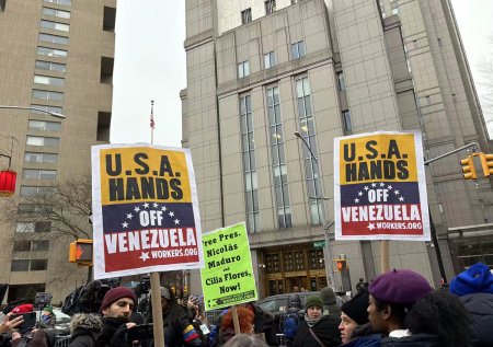 Десятки человек вышли к суду в Нью-Йорке на фоне скандала с Мадуро