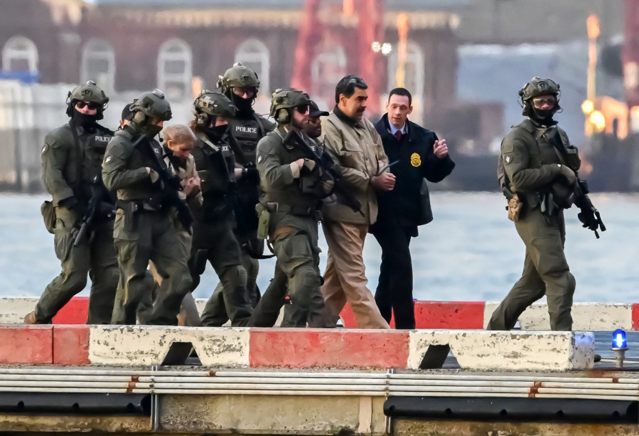 5 января 2026 года, Манхэттен, Нью-Йорк, США. Смещённый президент Венесуэлы Николас Мадуро и его супруга Силия Флорес прибывают на Wall Street Heliport для доставки в суд Нью-Йорка, где им предъявят обвинения по делу о наркотерроризме