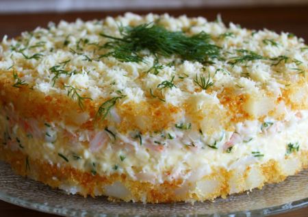 Ваш праздничный хит: закусочный торт «Нежность» с крабовыми палочками. Безумно вкусно, а секрет — в готовых коржах