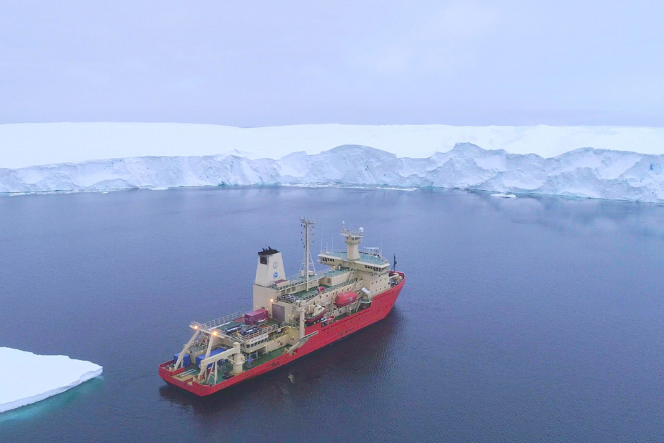 Научно-исследовательское судно у ледника Туэйтса