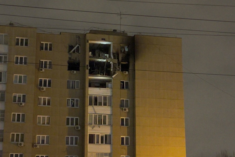 Кадры с места падения обломков БПЛА в многоэтажный дом в Твери