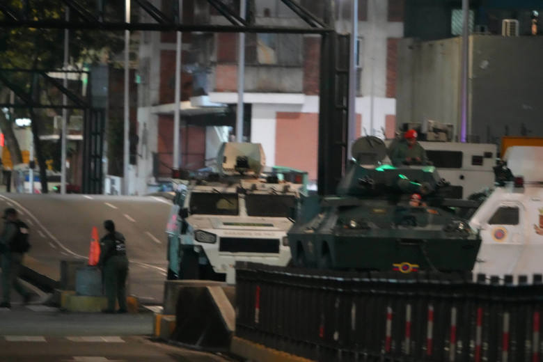 Военная техника возле президентского дворца в Каракасе, Венесуэла