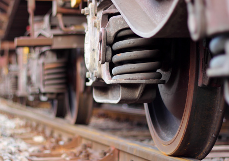 «Задерживаются»: РЖД о последствиях схода грузового поезда с рельсов