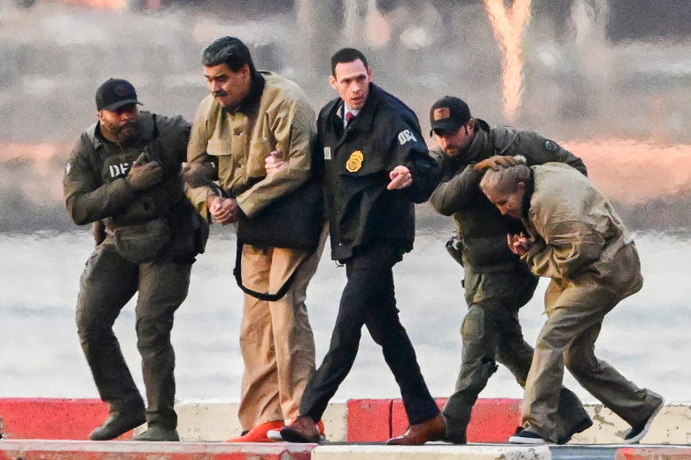 Президент Венесуэлы Николас Мадуро (второй слева)