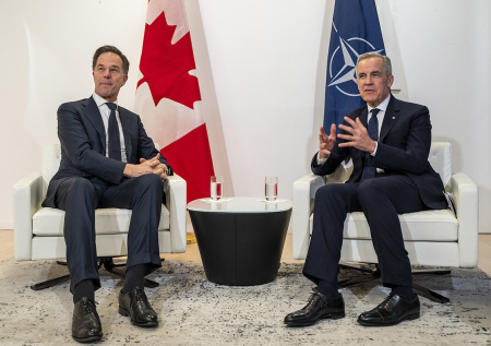 Премьер Канады обсудил с генсеком НАТО оборону Альянса рядом с Россией
