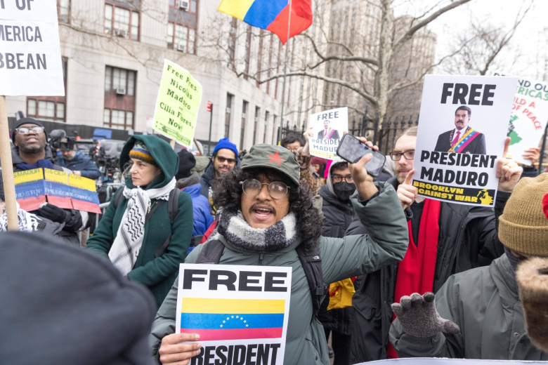 Демонстранты у здания суда США