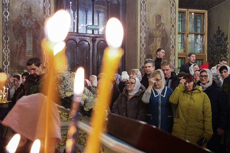 Прихожане во время праздничного богослужения по случаю Рождества Христова в Свято-Троицком кафедральный соборе города Подольска