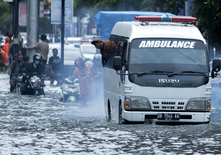 Не менее 14 человек погибли из-за наводнения в Индонезии