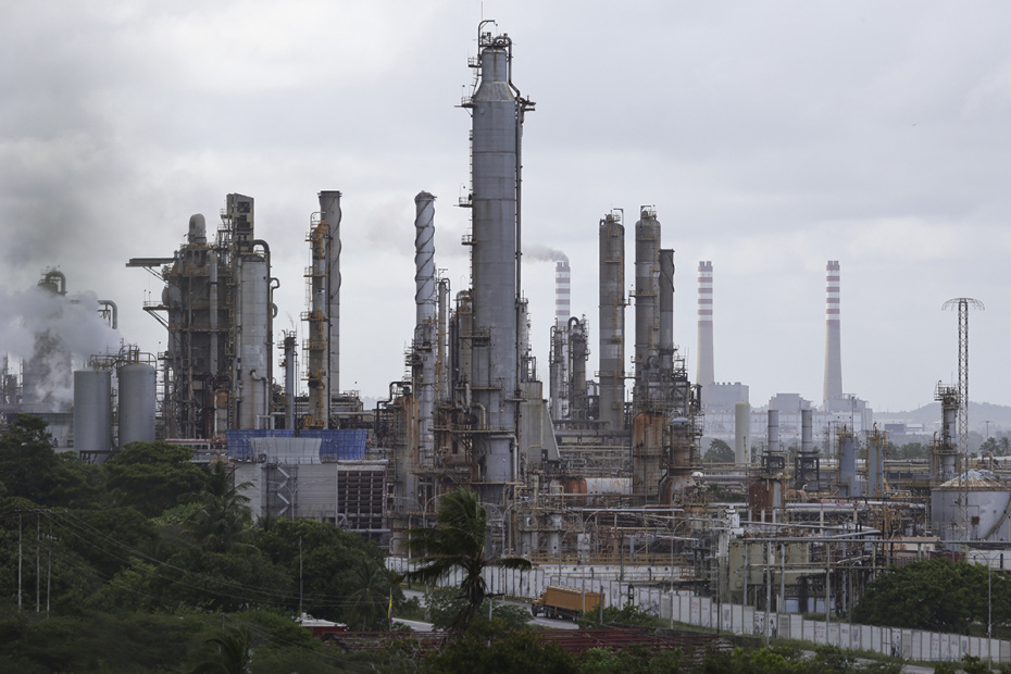 Венесуэла, Пуэрто-Кабельо: вид на нефтеперерабатывающий завод «Эль-Палито» государственной нефтяной компании Венесуэлы PDVSA