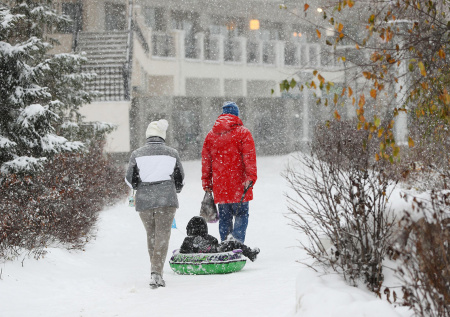 Москвичей предупредили о падении атмосферного давления на «барическое дно»