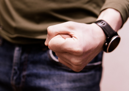 «Пинал меня, будто я труп»: владельцы собак избили россиянку за замечание