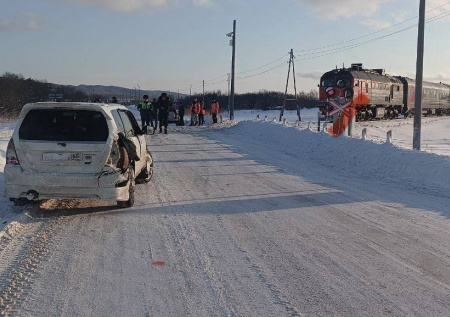 Легковой автомобиль попал под поезд на юге Сахалина
