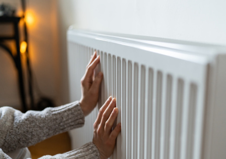 Дерматологи предупредили об опасности горячих батарей для здоровья
