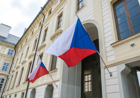 Флаг Украины сняли со здания правительства Чехии