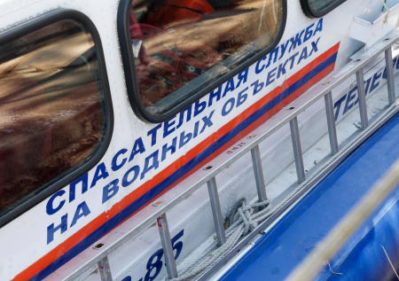 Три автомобиля ушли под воду во время рыбалки на тонком льду