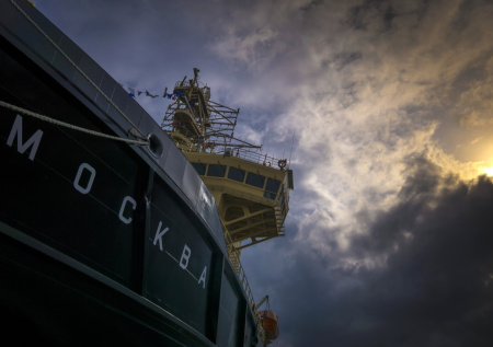 Ледокол «Москва» начал «вахту» в Магадане