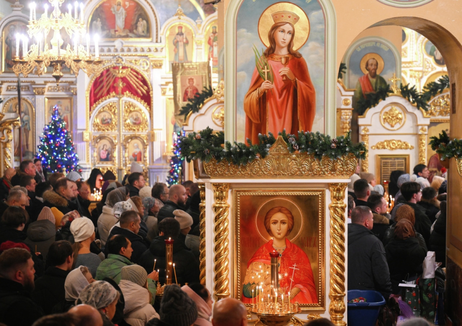 Верующие во время рождественского богослужения в Вознесенском кафедральном соборе в Новосибирске