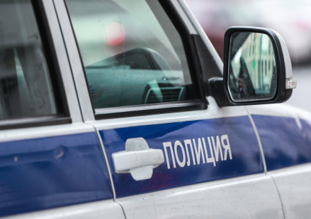 Неизвестный подорвал гранату во дворе дома в российском городе