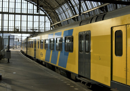 Выпавший снег парализовал поезда в Нидерландах