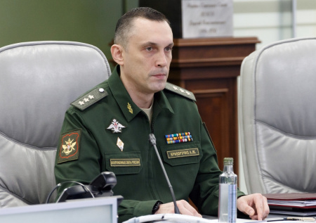 Замминистра обороны исполнил новогоднюю мечту российской школьницы