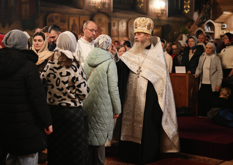 Настоятель храма Трех Святителей в Симферополе протоиерей Богдан Северин проводит богослужение в честь Рождества Христова