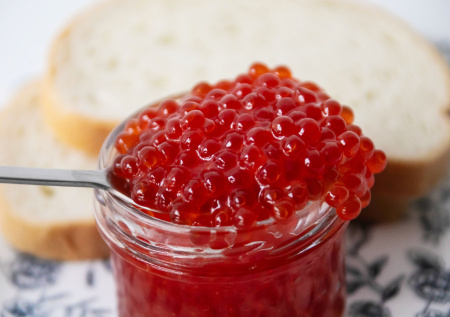 Россиянам раскрыли, как отличить натуральную икру от подделки