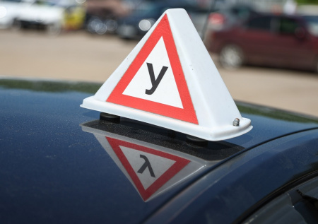 Россиянина наказали рублем за необычную куртку на экзамене по ПДД