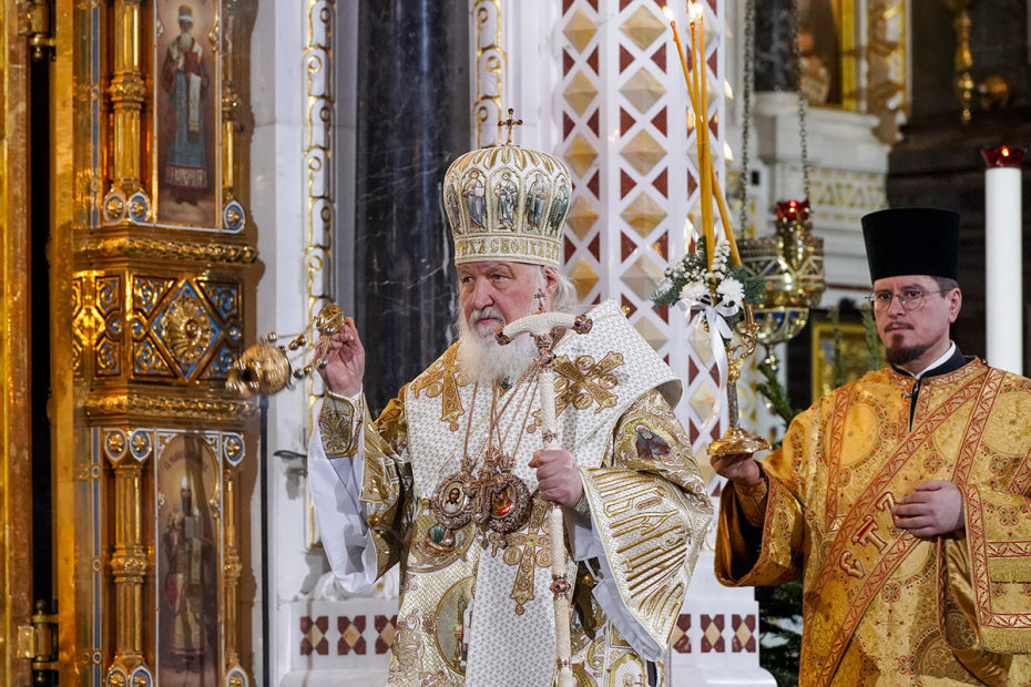 Патриарх Московский и всея Руси Кирилл во время ночного рождественского богослужения в храме Христа Спасителя в Москве