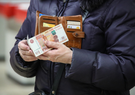 В РФ могут увеличить надбавку к пенсии на уход до МРОТ для двух категорий