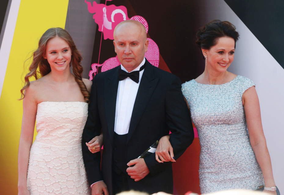 Ольга Кабо (справа) с мужем Николаем Разгуляевым и дочерью Татьяной перед началом церемонии открытия 35-го ММКФ в кинотеатре «Россия», 2013 год