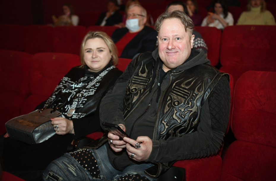 Эдуард Радзюкевич и монтажер Мария Сергеенкова на премьере фильма А. Пиманова «Одиннадцать молчаливых мужчин» в «КАРО 11 Октябрь»