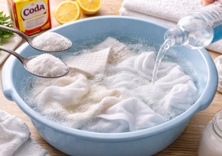 Две ложки на таз — через 10 минут посеревшие вещи засияли как снег: ни капли отбеливателя