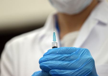 Гинцбург заявил, что некоторым больным уже готовят вакцину от рака