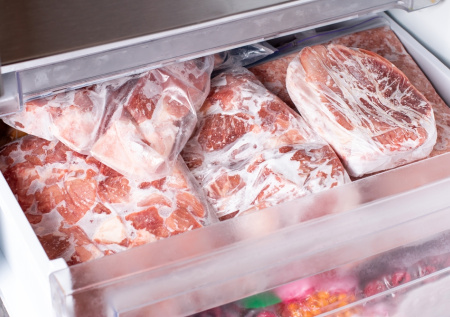 Сочное мясо без потерь: как правильно разморозить продукт и не испортить ужин