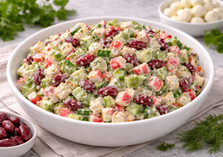 Крабовый салат «Свежесть» смешивается за 5 минут: варить ничего не нужно, а получается очень вкусно