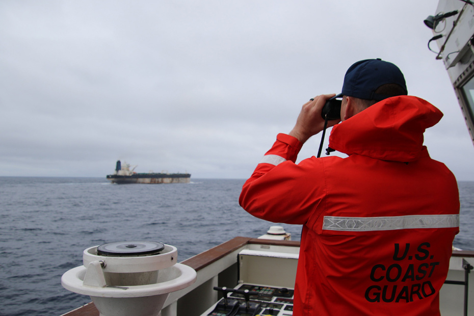 Сотрудник береговой охраны США наблюдает за захваченным нефтяным танкером «Маринера» (Bella 1)