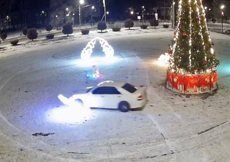 Дрифтер снес новогодние украшения с площади