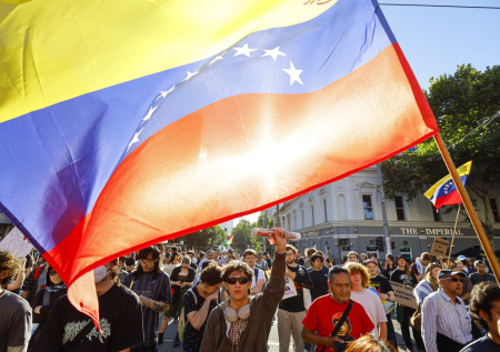 Европейскую страну охватили протесты против политики США в Венесуэле