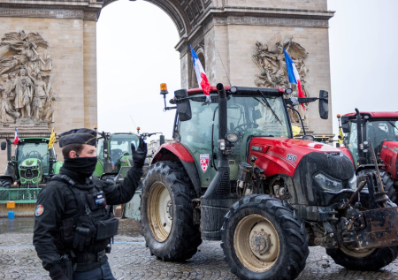 Париж парализован из-за тракторного нашествия разгневанных фермеров