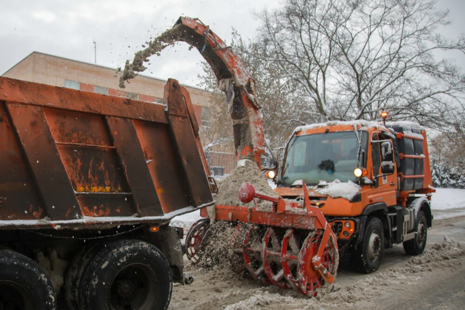 Уборка снега на улицах и во дворах Москвы